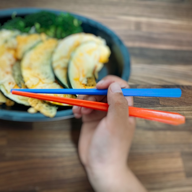 コラム :: 初めてのお箸『八角くんとなじみちゃん』 - willassist